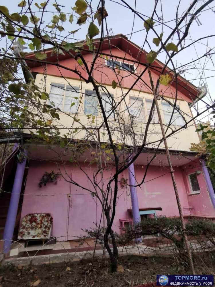 Продаётся дом - дача на горе Ахун, рядом асфальтированная дорога. На участке есть вид на море.Дом: 2-этажа+мансарда...