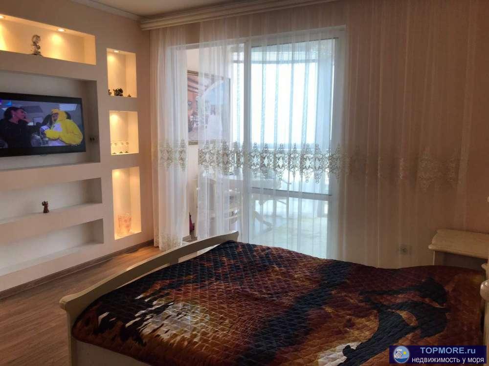 Продается 2-комнатная квартира в доме бизнес-класса с панорамным видом на море, витраж в пол, вид на морпорт. Ремонт,... - 2
