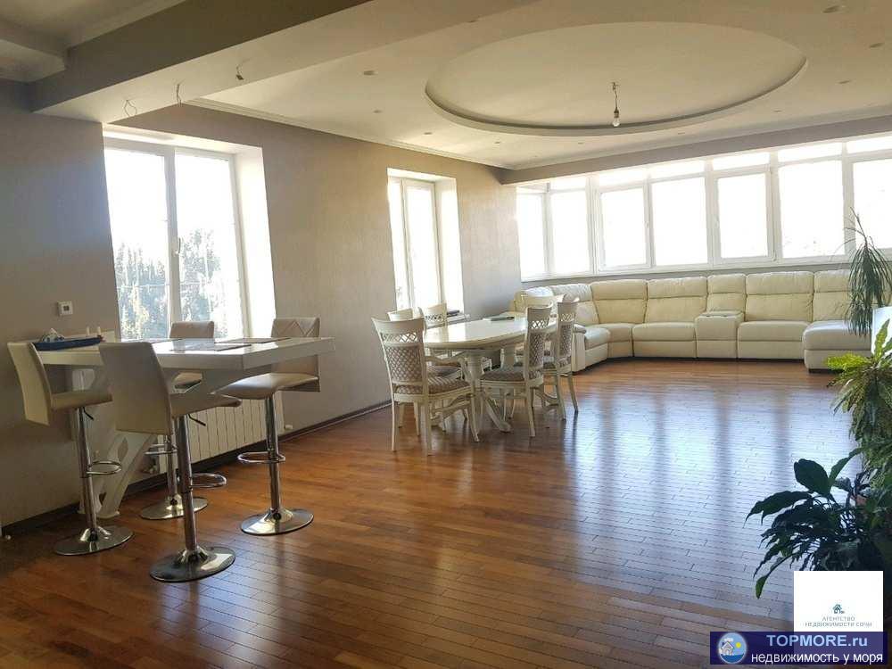 Продаем квартиру с дорогостоящим ремонтом, все спальни очень просторные, зал 80м2, три балкона, по периметру окна,...