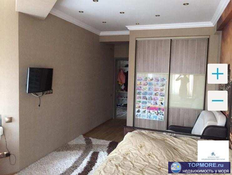 Собственник! Светлая и уютная квартира: гостиная, совмещённая с кухней, две спальни, большая кладовая, совмещённый... - 1