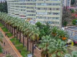 Продаётся однокомнатная квартира в центре Сочи, без ремонта....