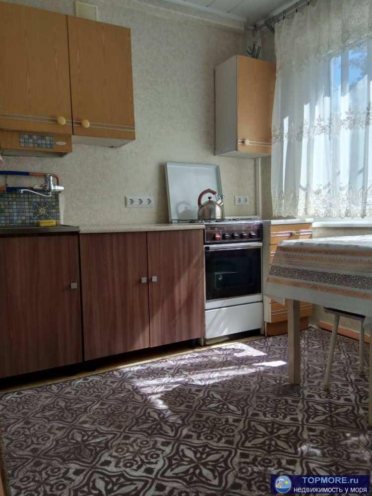 Продается 2х комнатная квартира на центральной улице Лазаревского. Дом расположен чуть выше дороги, что уменьшает шум...