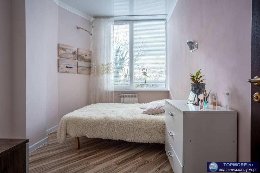 Продается трехкомнатная квартира в прекрасном городе Сочи!Кухня-гостиная и две отдельные спальни. В квартире выполнен...