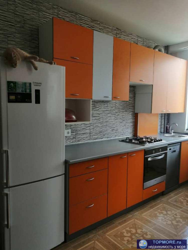 Продается евродвушка на Виноградной: кухня-гостиная и  детская, высокие потолки. Светлая квартира на 6 этаже...
