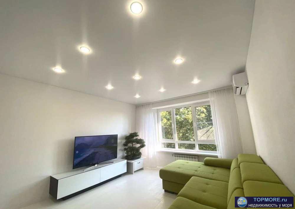 Продаю квартиру в самом центре города, на ровном месте.  Выполнен новый евро ремонт, дизайнерская мебель. Хороший вид... - 2