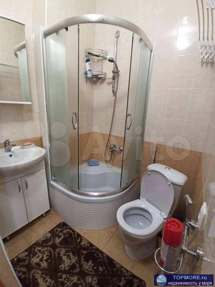 Уютная студия с видом на маленький кусочек моря и двор, по набережной 10 минут до пляжей, рядом сетевые магазины,...