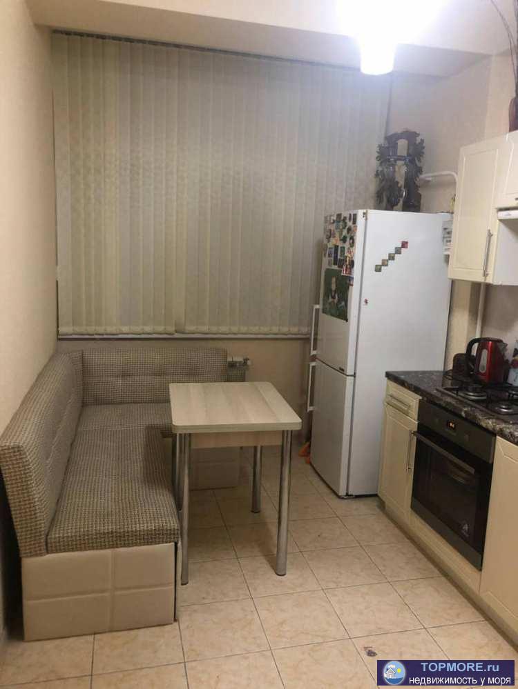 Полноценная однокомнатная уютная квартира, хороший ремонт, мебель, техника, балкон. Рядом рынок на Фабрициуса,... - 2