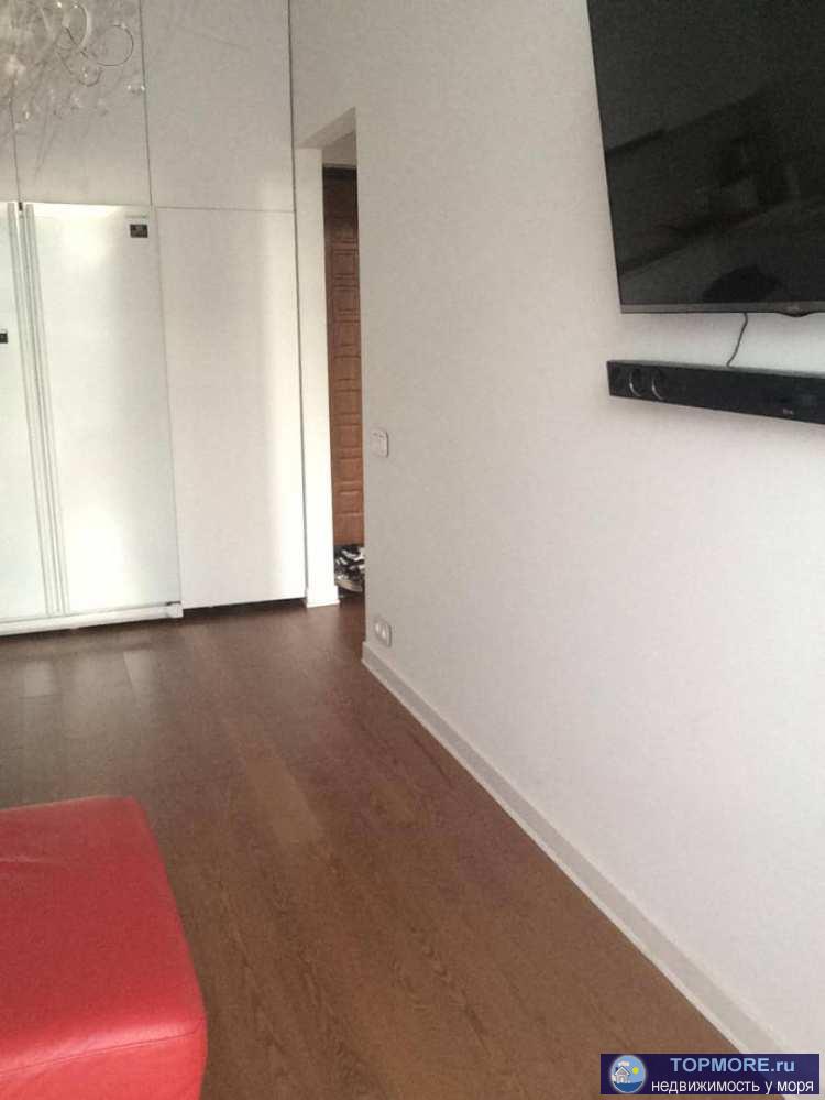 Продаётся видовая светлая 2-х.комнатная квартира рядом с морем в жк «оникс-14»  с дизайнерским ремонтом, мебелью и... - 1