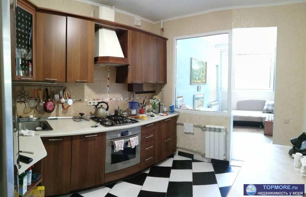 Продаю однокомнатную просторную квартиру с большой жилой лоджией в монолитном доме.Дом расположен в спальном...