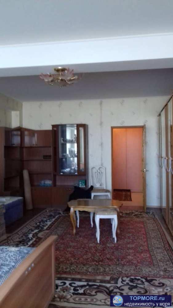 Продаю очень светлую просторную квартиру в хорошем доме, в центре Сочи. Район очень развитый, вся необходимая для... - 1