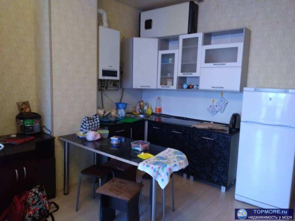 Выставлена на продажу просторная студия 39,4 квадратных метра, на 2-м этаже 8-этажного дома 2012 года постройки.До...