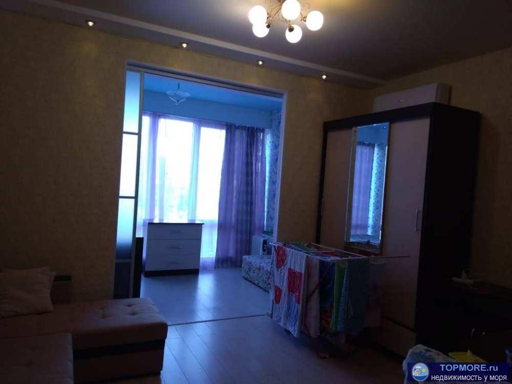 Выставлена на продажу просторная студия 39,4 квадратных метра, на 2-м этаже 8-этажного дома 2012 года постройки.До... - 2