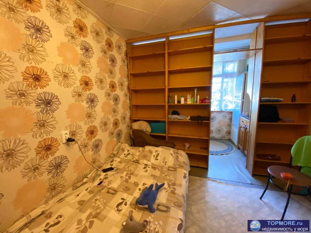 Продается малосемейка. 18 кв м , сан узел узаконен. вид на зелень. Рядом автобусная остановка, магазины.  