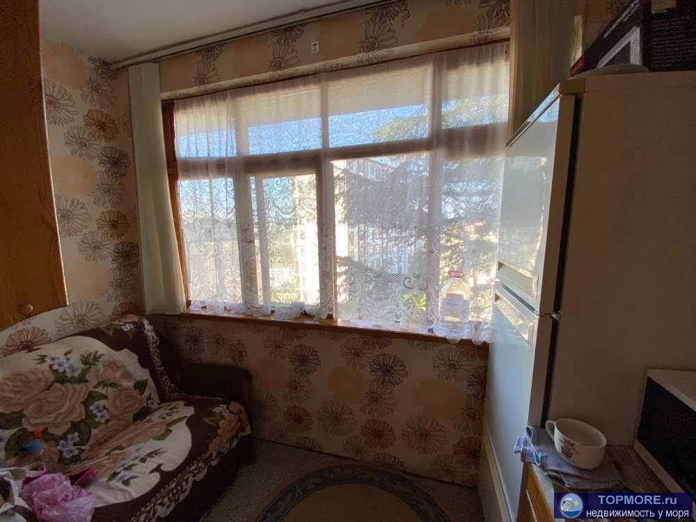 Продается малосемейка. 18 кв м , сан узел узаконен. вид на зелень. Рядом автобусная остановка, магазины.   - 2