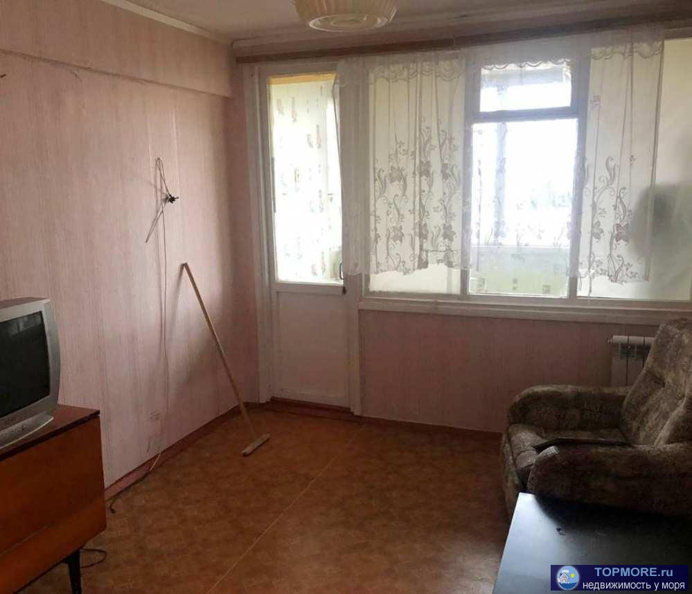 Квартра в старом фонде , Угловая квартира ( 3 окна ) . Все коммуникации центральные , газ. В шаговой доступности,...