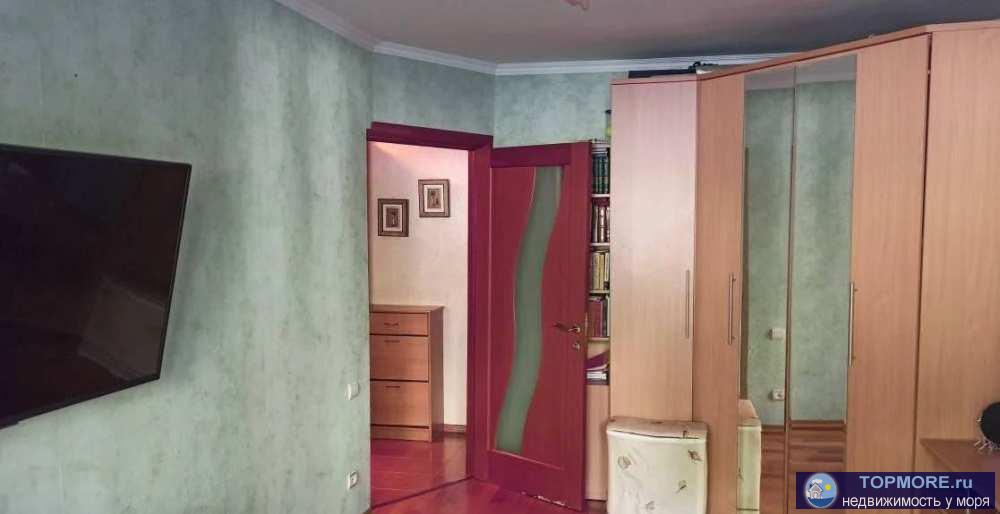 Продаю 2-х комнатную квартиру в самом центре Сочи.Планировка: прихожая, совмещённый санузел, кухня, 2 спальни и...