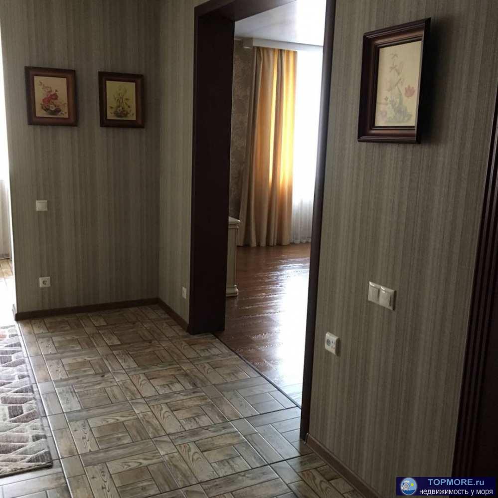 Лот № 106136. В продаже шикарная просторная квартира площадью 122,5 кв.м. в пешей доступности от моря. Внутри сделан... - 2