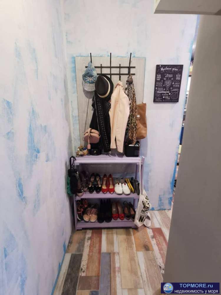 Продаётся Евро-двушка.Угловая. На 3эт 5 эт дома.Панорамные окна и балкон на 12 кВ м. по периметру квартиры.С балкона...