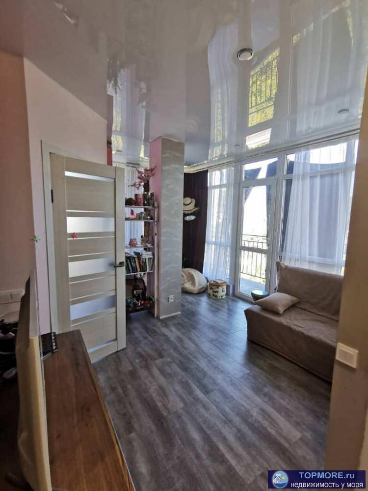 Продаётся Евро-двушка.Угловая. На 3эт 5 эт дома.Панорамные окна и балкон на 12 кВ м. по периметру квартиры.С балкона... - 1