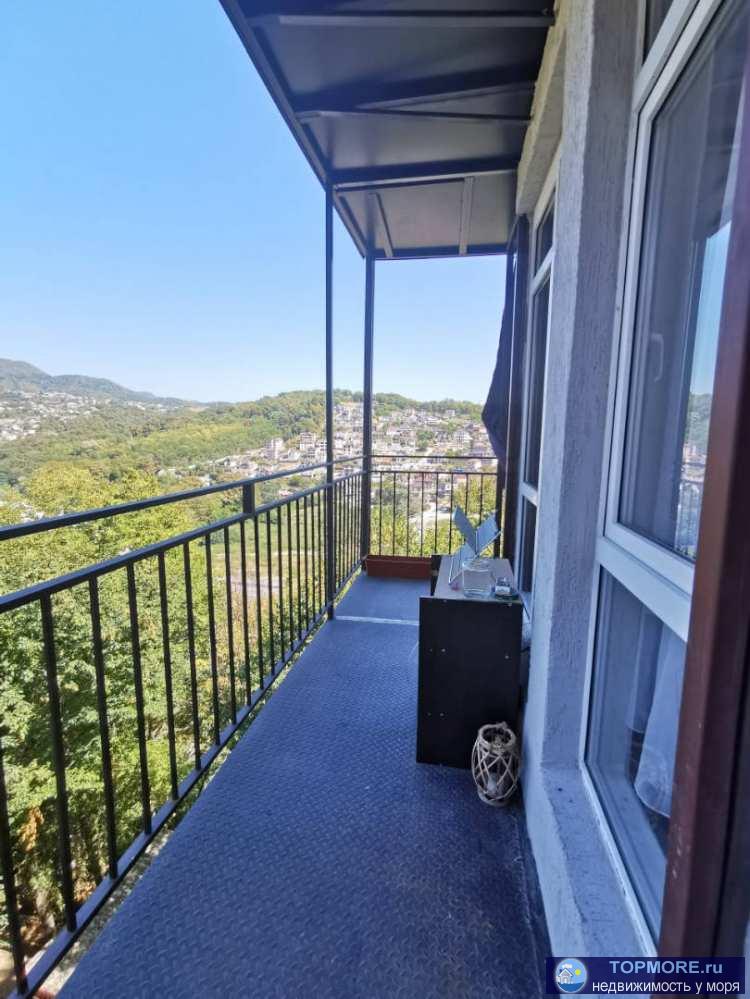 Продаётся Евро-двушка.Угловая. На 3эт 5 эт дома.Панорамные окна и балкон на 12 кВ м. по периметру квартиры.С балкона... - 2