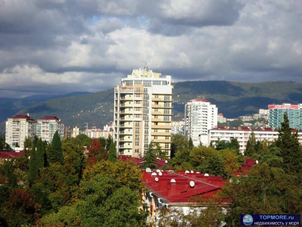 Самый центр Сочи.Садики, школы - в шаговой доступности.Рядом несколько крупных продуктовых магазинов.Мебель и техника...
