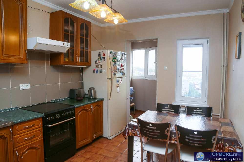 Продается большая, двухуровневая квартира на 17-18 этаже с видом на море и город . На 1-уровне: 2 с/у, спальня, зал...