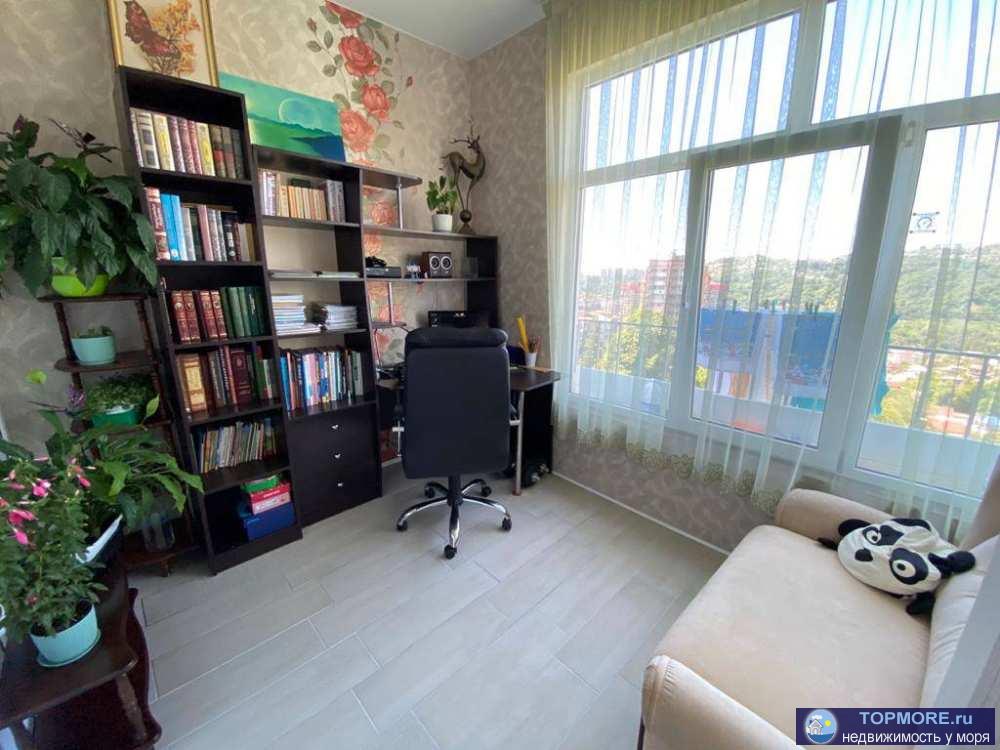 Продаю 2 комнатную с хорошим ремонтом.Две спальни и кухня гостиная. Красивы вид на город и горы. Лифт. Рядом с домом...