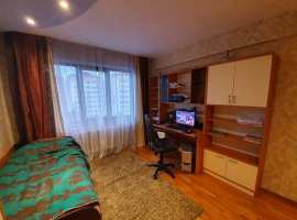 Продам квартиру на Макаренко- 3 комнаты- просторная кухня-...