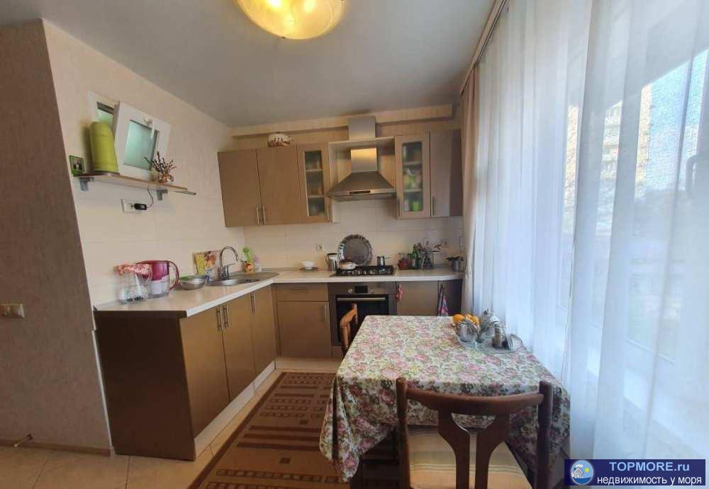 Квартира с ремонтом. Расположена на 2-м этаже. Угловая, жилая лоджия, после капитального ремонта, заменены -...