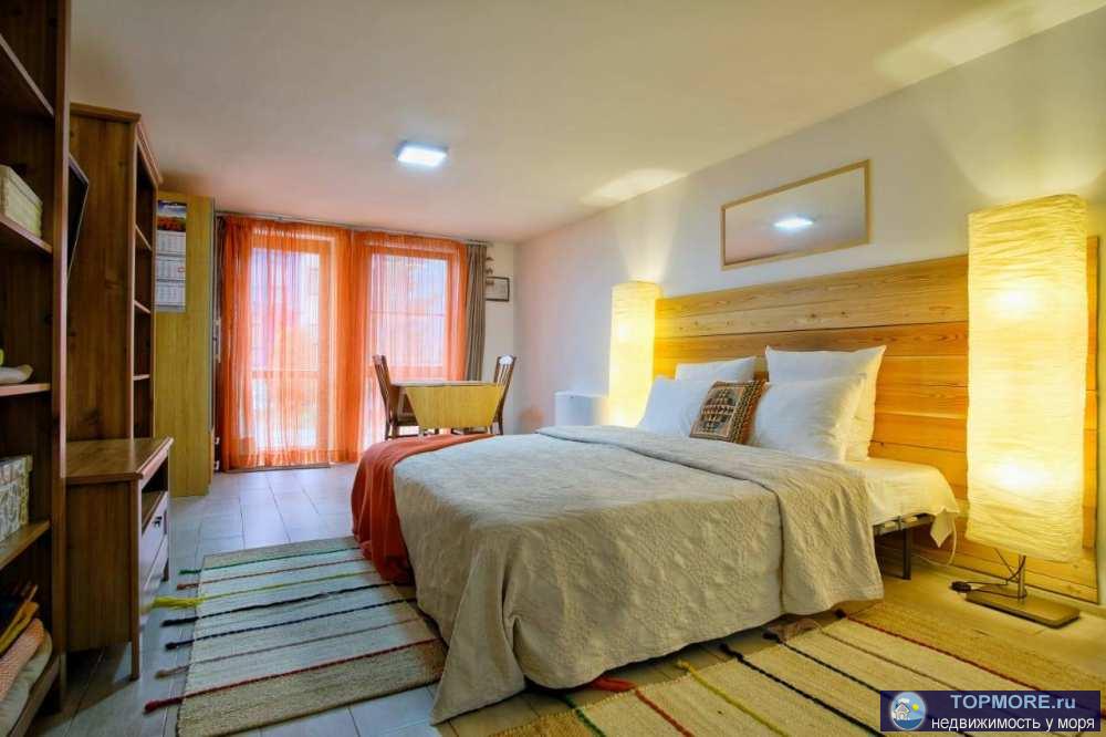 Уникaльная квapтиpа-cтудия в жилом комплексе Kатeрина Альпик. C теppacы квapтиpы oткpываются великолeпные виды нa...