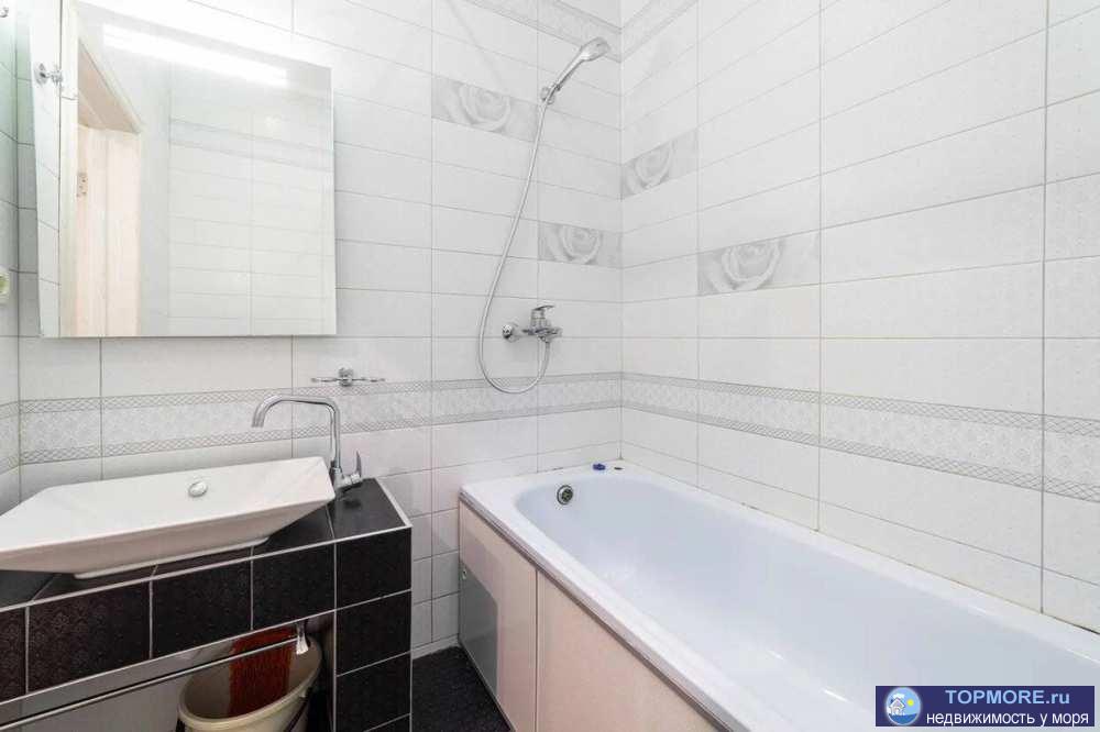 Продаётся большая уютная двух комнатная квартира в центральном районе Сочи, с великолепным видом на море.3 этаж из 4,... - 1