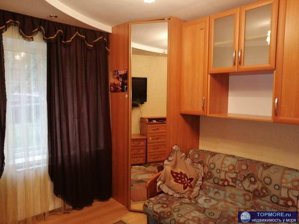 Продам уютную комнату в малосемейке со своей кухней,первый этаж даёт возможность сделать собственный выход,до моря...