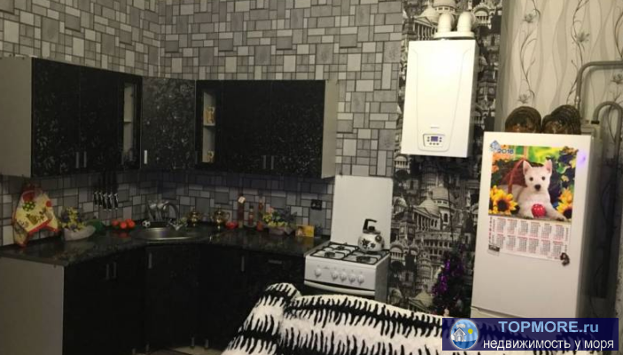 Продаю 1 ком. квартиру 30 м2. в излюбленном месте для туристов, на Мамайке.2 окна, гардероб, выделена зона спальни....