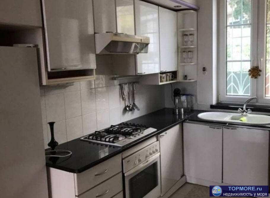 Продаю двухкомнатную квартиру в самом центре Сочи на тихой улице Кубанской, элитный район золотой треугольник. Чистый... - 2