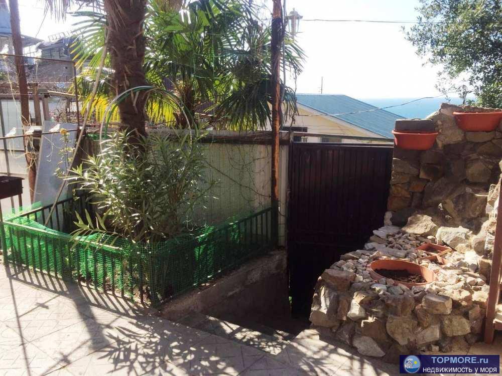 Продаётся 2/3 доли в частном доме. В собственности находится 4,2 сотки земли, есть небольшой уклон. У дома заезд на 2...