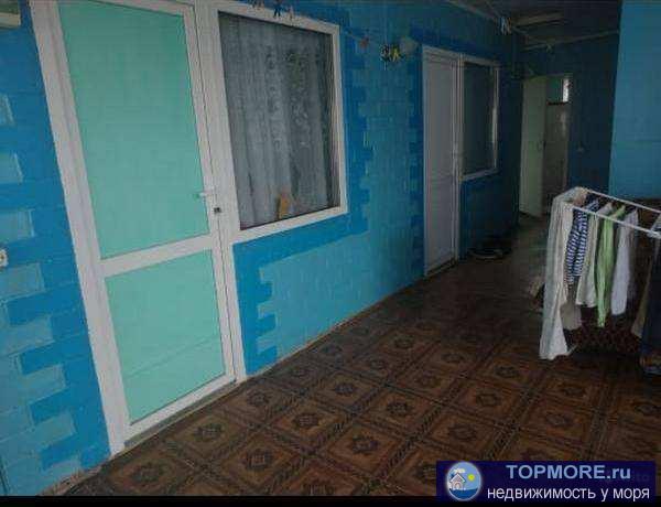 Продется дом в самом центре посёлка Лазаревское. Первый этаж под хозяев. 2 комнаты, бойлерная, санузел раздельный,... - 2