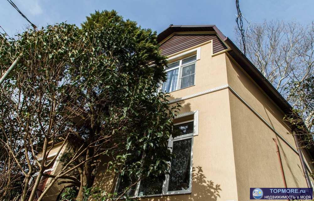 Продам 3-х этажный доходный дом в центре Сочи возле моря.Первый этаж- 60кв.м сдается под коммерцию (салон красоты),...