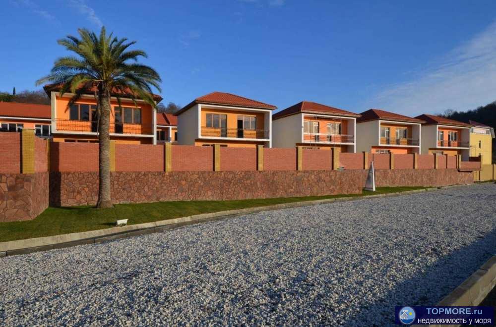 1 этаж - прихожая, кухня-гостиная, спальня, сан узел с ванной. 2 этаж - 2 спальни, гоститнная и сан узел без ванны....