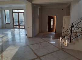 Продам дом, очень добротный, просторный для большой и дружной...