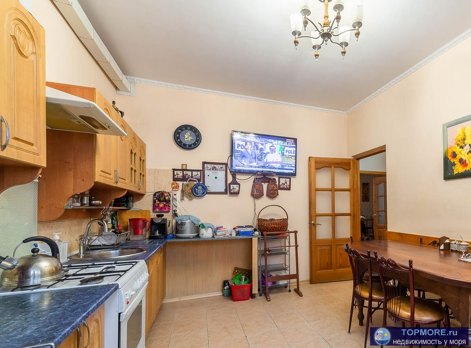 Продаю дом- мини гостиницу.Первый этаж-хозяйский,2 и 3 по сдачу(8 номеров). Все коммуникации центральные, полностью с... - 2