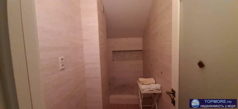 Центр Сочи. до  пляжа Ривьера и пляжа в Дагомысе 15 мин на автомобиле. дорога асфальтированная без спусков-подьемов....