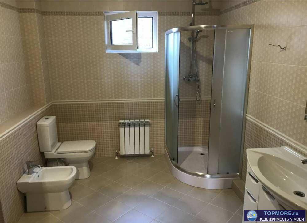 Продается новый коттедж. Десять минут пешком до моря. Ворота с автоматикой, двор благоустроен брусчаткой. В доме три...