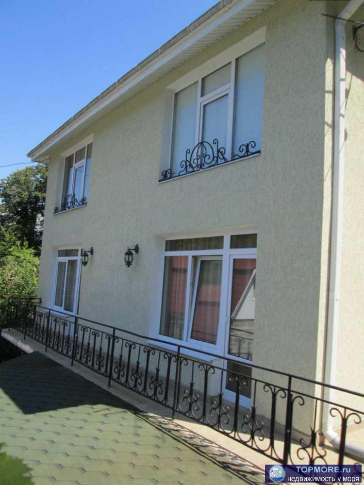 Продаю домовладение состоящее из двух домов. Один дом  220 кВ.м, жилой, 3 этажа, 1 этаж - полноценная однокомнатная...