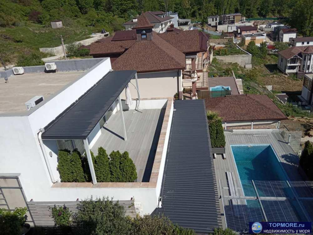 Продаю дом с прямым видом на море, 4 спальни,кухня гостинная,финская сауна,большие террасы по всему периметру каждого...