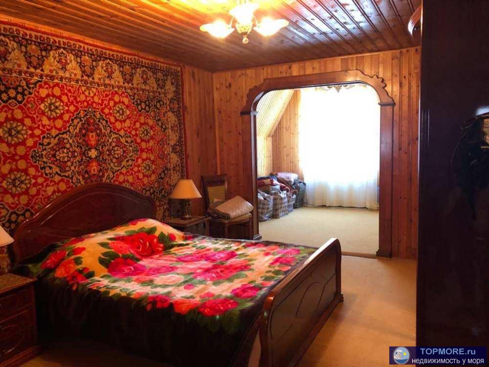 Продается большой уютный дом с бассейном, сауной, зоной барбекю, беседкой, летней кухней. В цокольном этаже...