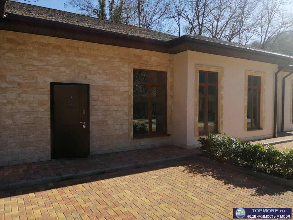 Продается таунхаус без ремонта. Хорошо планируется на две спальни и гостиную, совмещенную с кухней, поскольку имеет...