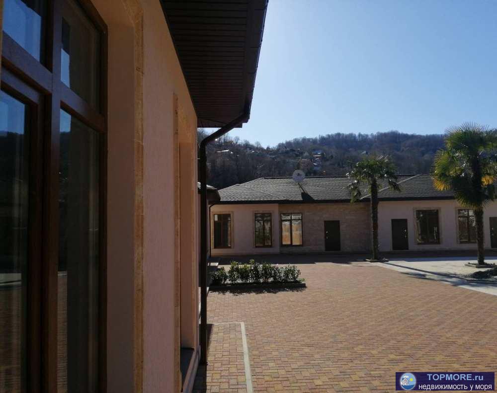 Продается таунхаус без ремонта. Хорошо планируется на две спальни и гостиную, совмещенную с кухней, поскольку имеет... - 1