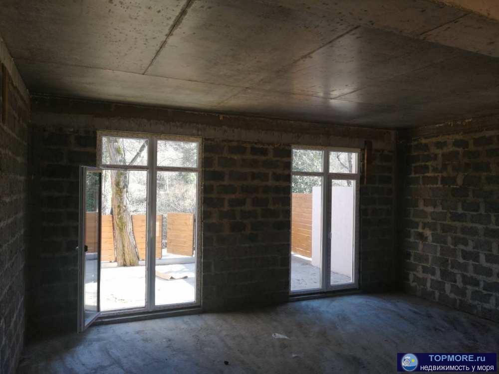 Продается таунхаус без ремонта. Хорошо планируется на две спальни и гостиную, совмещенную с кухней, поскольку имеет... - 2