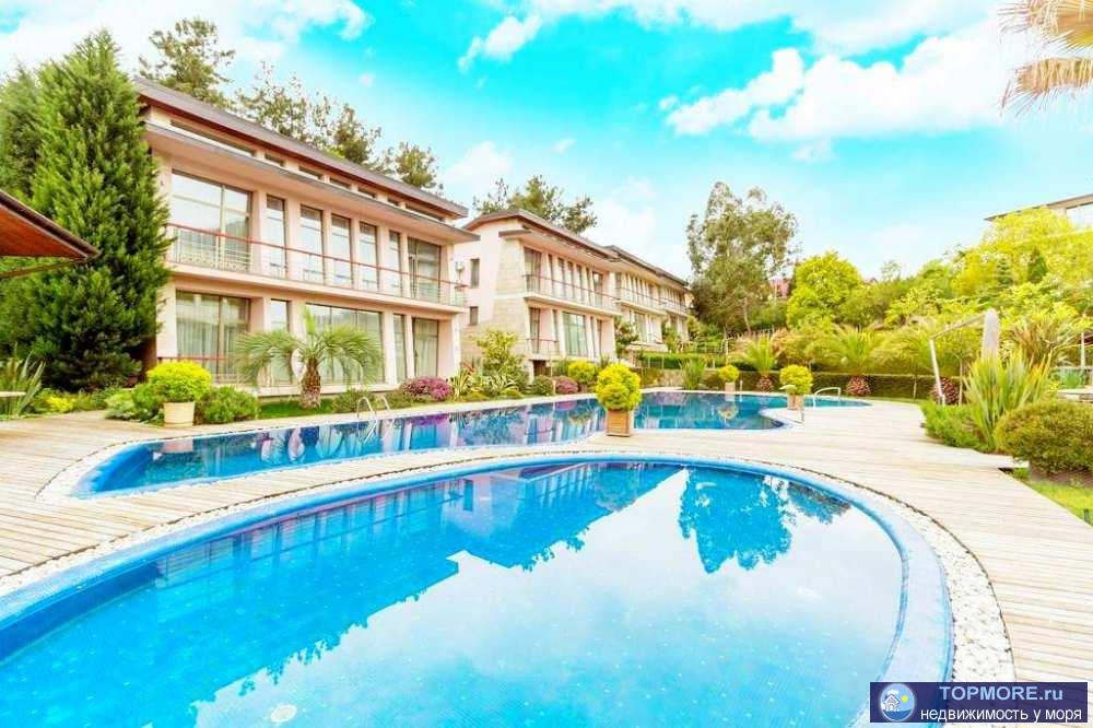 Закрытая и охраняемая территория. Бассейн общего пользования, теннисный корт, беседки по всему комплексу, зона...