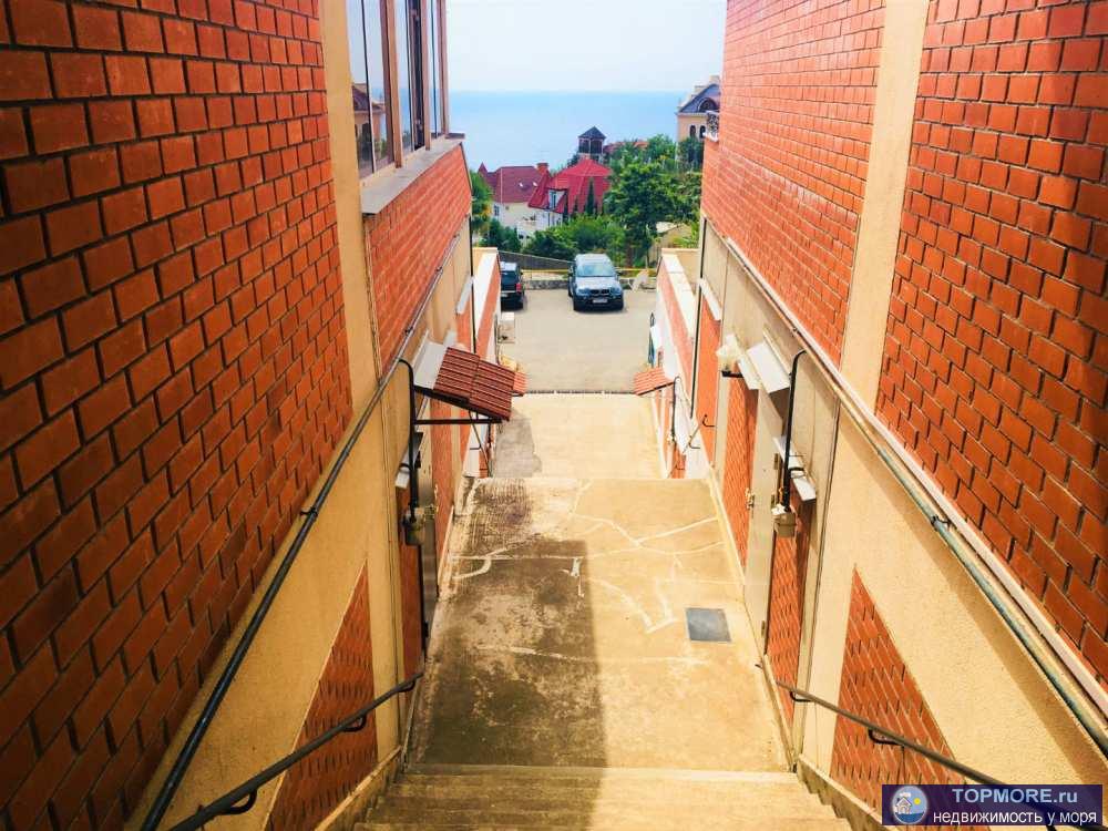 Продается таун хаус в элитном поселке Газпром На Благодатном! 4 комнаты,два санузла.Свой уютный дворик 30 кв,где... - 1